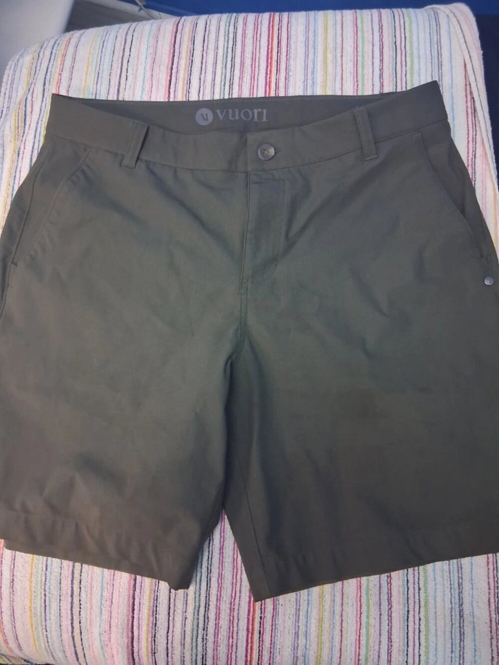 Vuori Meta Shorts Mens 34 Dark Oregano Green 8" Performance Chino V379